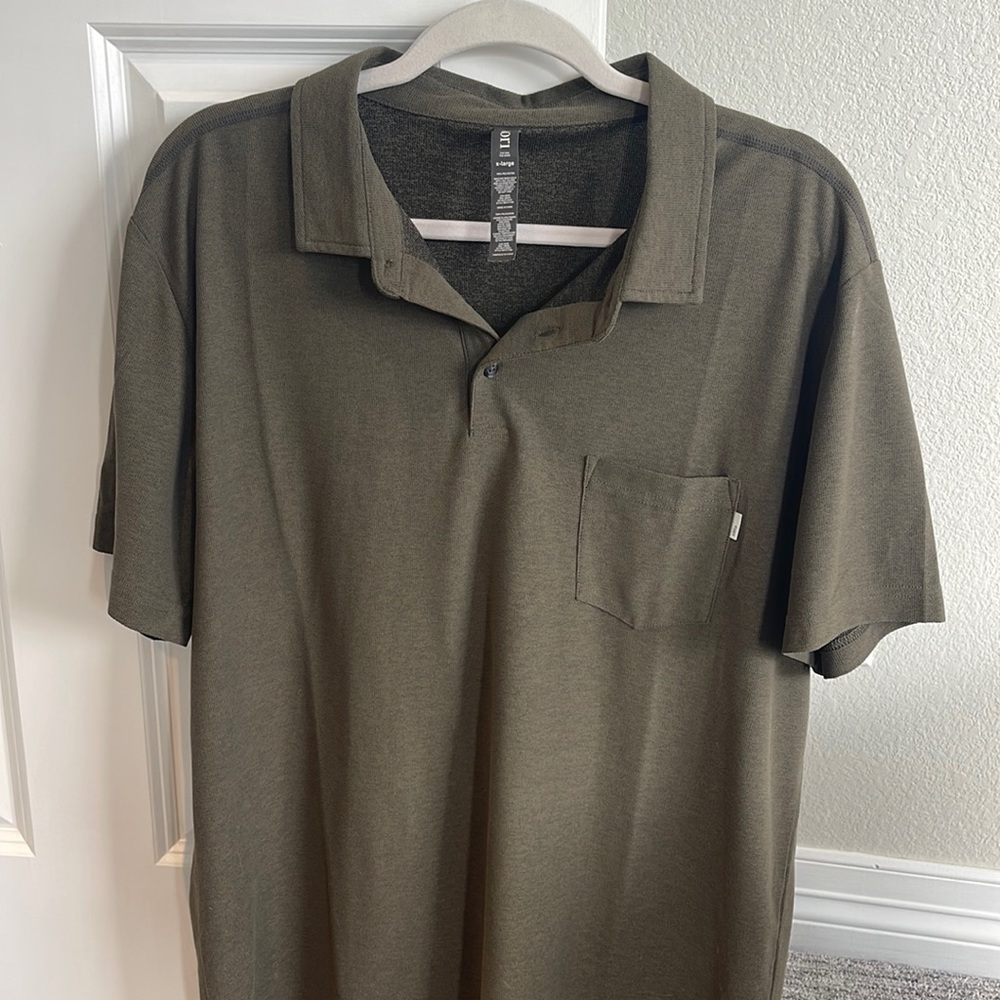 Vuori men’s collard shirt with pocket (never worn)